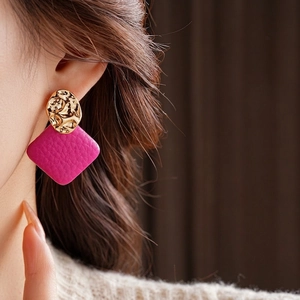 Irregular gold hammer metal stud earrings with fuchsia leather rhombus drop charms