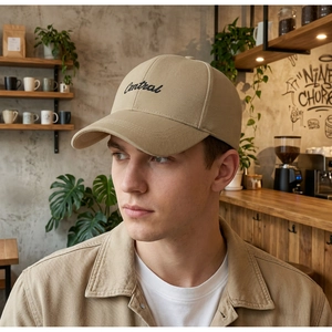 Vue latérale d'un mannequin portant une casquette kaki avec broderie Central au café