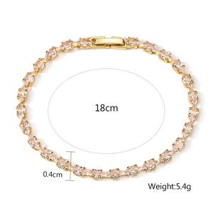 Goldenes Zirkonia-Armband für Damen, 18 cm Umfang und 0,4 cm Breite auf weißem Grund