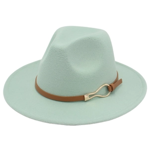 Vue latérale du chapeau fedora en feutre menthe avec ceinture cuir et boucle d'or