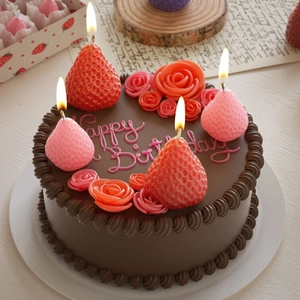 Dettaglio dello stampo per candela alla fragola su base per torta di compleanno