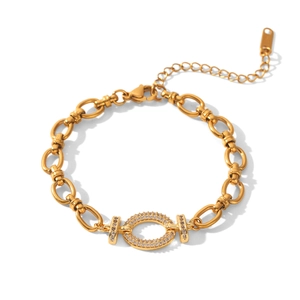 Detailansicht eines goldfarbenen Panzerarmbands mit kristallbesetztem ovalem Mittelglied