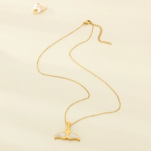 Détail du collier pendentif queue de poisson en or 18k avec nacre blanche