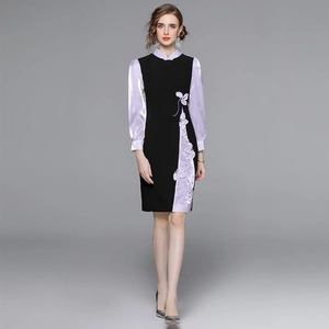 Elegante abito cheongsam nero e lilla con ricamo floreale e maniche lunghe
