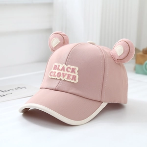 Détail de la casquette rose pour tout-petit avec oreilles d'ours et broderie Black Clover