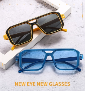 Detail of vintage double-bridge sunglasses featuring trendy铆钉 rivets and bicolour frames