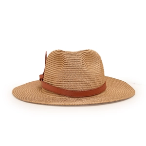 Détail d'un chapeau fedora en paille tressée avec ruban en cuir brun et texture précise