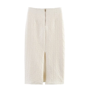 Détail d'une jupe midi blanc crème en tissu texturé avec fermeture éclair et fente