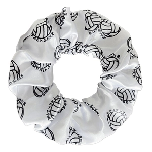 Détail d'un chouchou en satin blanc avec motifs de volleyball et texte sportif