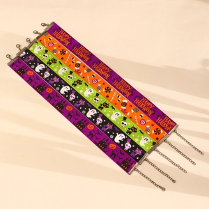 Détail de chokers d'Halloween en ruban avec motifs de fantômes et citrouilles et fermoir