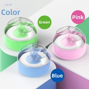 Nahaufnahme von Babypuderquasten mit ergonomischem Griff und Aufbewahrungsbox mit Deckel