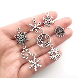Detailaufnahme von silbernen Schneeflocken-Anhängern aus Legierung für DIY-Schmuck