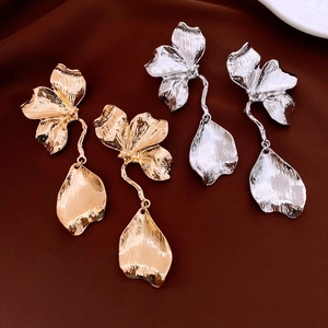 Détails de boucles d'oreilles en métal brossé dorées et argentées à motif fleur