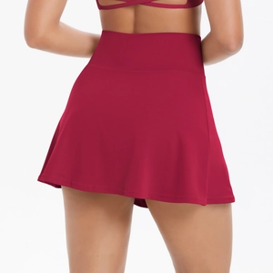 Vista posteriore di una gonna da tennis rosso scuro a vita alta con orlo a pieghe fluente
