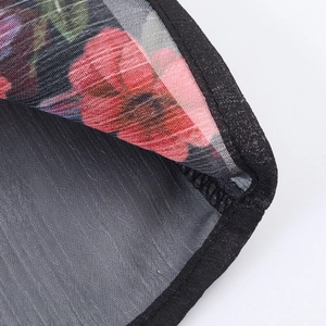 Camicetta in chiffon trasparente con stampa floreale, tessuto scuro e ricami rossi