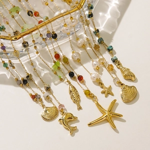 Elegante collana in acciaio inox oro 14K con ciondoli marini, perle e pietre colorate