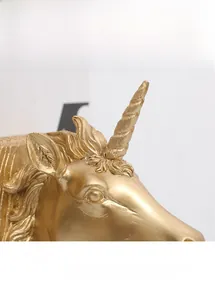 Makroaufnahme der goldenen Einhorn-Buchstütze mit handgegossener Textur und Mattierung