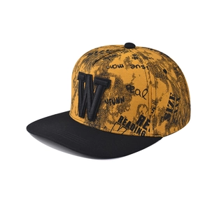 Détail du logo W brodé en 3D et du graffiti à éclaboussures noires sur casquette jaune