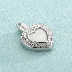 Pendentif médaillon en forme de cœur avec motif floral sur fond bleu clair élégant
