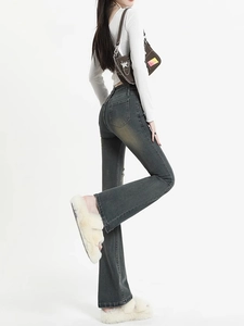 Vue latérale du jean évasé gris foncé à taille haute avec effet délavé de style rétro