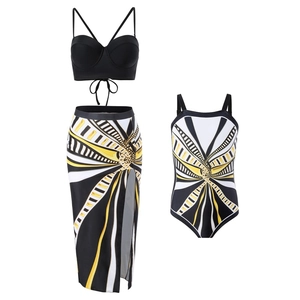 Ensemble bikini trois pièces avec haut noir et jupe à imprimé géométrique coloré