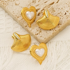 Boucles d'oreilles cœur dorées avec perles blanches et pendentifs éventail en strass