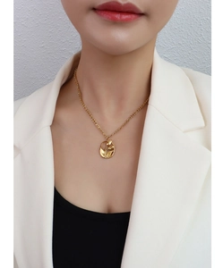 Détail du collier pendentif tulipe en finition or 18k sur le cou du mannequin