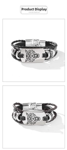 Makroaufnahme von Herren Lederarmband mit detaillierter Wolfskopf Metallplatte