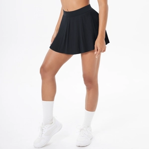 Détail d'une jupe de tennis plissée noire à taille haute avec poches et coupe sport