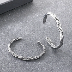 Détails macro des bracelets vikings vintage avec runes gravées et texture torsadée