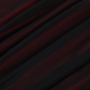 Gros plan sur le tissu en maille rouge vin montrant des plis plissés élégants