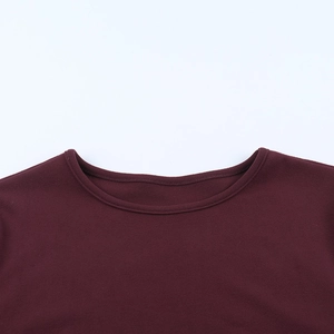 Détail du col rond côtelé et texture en coton doux sur une robe bordeaux à manches longues