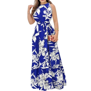Robe longue fleurie bleue et blanche avec encolure licou et ceinture à la taille