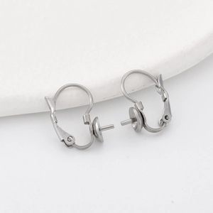Détail de crochets de boucles d'oreilles en acier argenté avec plateau et tiges à perles