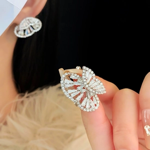 Detailaufnahme der hohlen Schmetterlingsohrringe mit Zirkonia und silberner Oberfläche