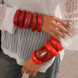 Fashionable red resin chunky bangles set with irregular marble pattern for women