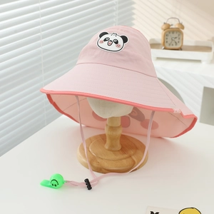 Cappello da sole rosa con ricamo panda, cordino regolabile e ciondolo a fischietto