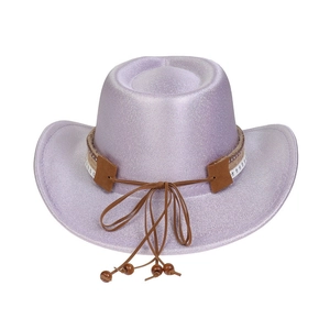 Détail d'un chapeau de cowboy lilas pailleté avec ruban à étoiles, pompon en cuir et perles