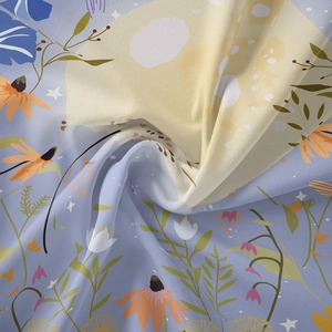 Détail montrant la texture douce du tissu et l'imprimé floral coloré des phases de lune