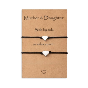 Détail des bracelets cœur mère-fille sur carte cadeau avec un texte sentimental