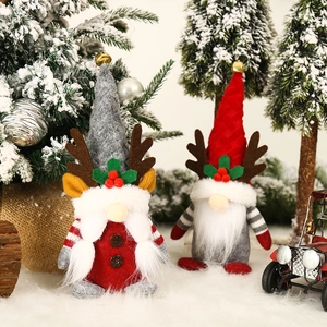 Noorse kerstkabouters pluche poppen met rendiergewei en feestelijke belaccenten