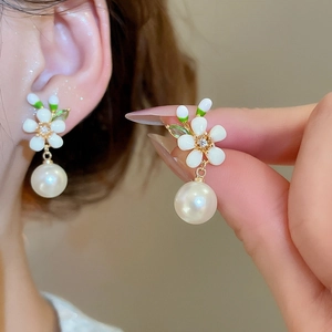 Detail von 18k vergoldeten Blumen-Perlenohrringen mit Zirkon und grünem Blattakzent