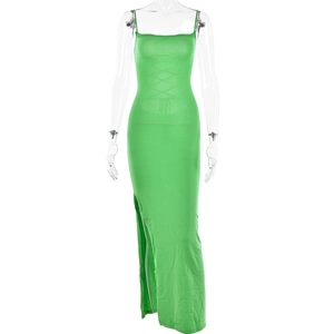 Détail d'une robe longue sexy verte avec dos nu et fente sur un mannequin transparent