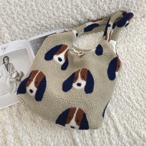 Details der flauschigen beigen Tragetasche mit Hundemuster und Lammwoll-Textur