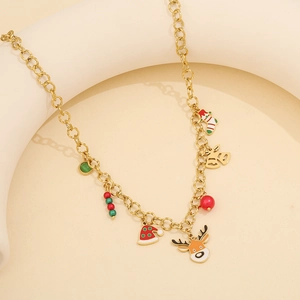 Charmant collier de chaîne doré sur le thème de Noël avec pendentifs de renne pour femmes.