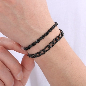 Set minimalista da uomo in acciaio al titanio nero con bracciali a fune e catena Figaro