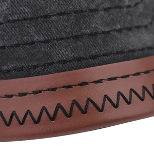 Macro de toile délavée gris foncé et cuir marron avec surpiqûres sur la casquette