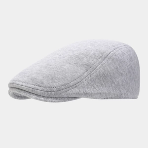 Vue détaillée d'un béret en coton tricoté gris montrant la texture fine du tissu