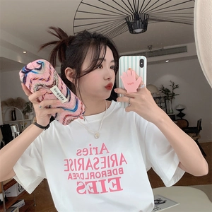 Trousse à maquillage arc-en-ciel avec broderie tenue par un mannequin en t-shirt décontracté