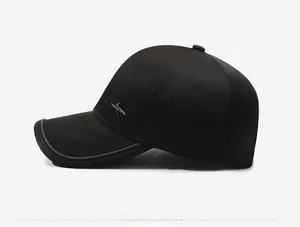 Vista laterale di un cappellino da baseball nero con un elegante logo in metallo argentato